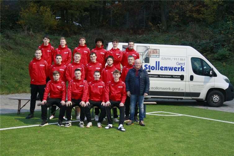 Die A-Jugend hat neue Trainingsanzüge.  Foto: privat