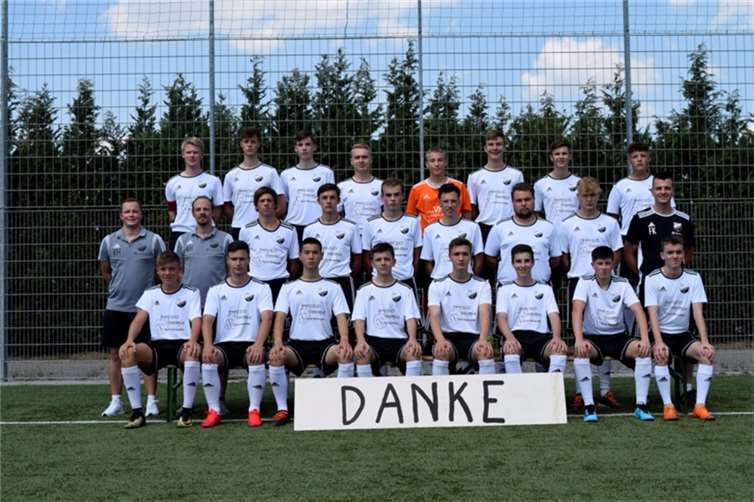 Die A-Jugend mit ihren neuen Trikots.Foto: privat