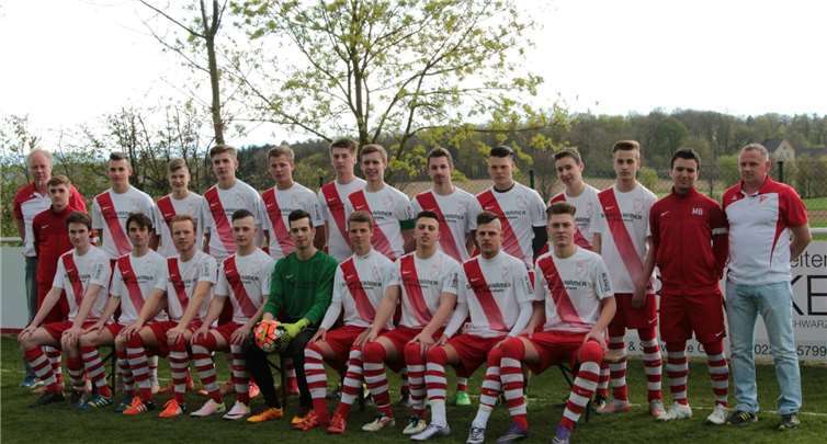 Die A-Jugend präsentiert sich im neuen Trikot.privat