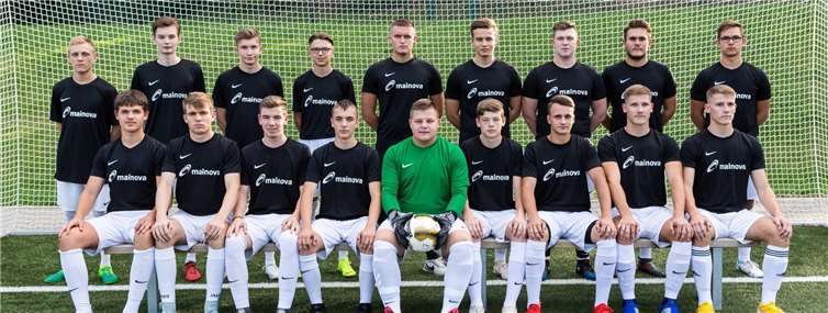 Die A-Junioren: Hinten v.li.: Leon Klingauf, Julian Krahn, Armin Hasbach, Adrian Missenger, Amir Camdzic, Jan Feix, Marco Mai, Johannes Krehan, Luca Schaback, Vorne v.li.: Joseph Mücke, Moritz Majchrzak, Dominik Nau, Christan Bamberger, Robin Velten, Jan Dümmel, Niklas Andernach, Leon Alten, Lukas Alten. Es fehlen: Hasan Kayikci, Fynn-Luca Klaassen, Dean Oswald, Max Strecker, Sanner Tiryaki, Tim Rauschenberger, Tim Stöbbauer, David Grothaus, Luca Hof, Hivan Hussein, Chekina Kimvuam, David Hahn, Lucas Bertram und Tim Wetjen. Foto: privat