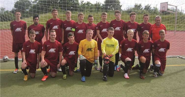 Die A-Junioren der JSG Puderbach mit (stehend v. l.) Kai Wranik, Sukhjinder Pelia, Sven Broszeit, Alexander Schröter, Max Weyer, Artem Nazarenus, Dominic Zimmermann, Pascal Hartstang, Sven Oettgen, Patrick Fast, Trainer Klaus Warmth, (kniend v. l.): Sebastian Hof, Dario Seiffge, Bennedikt Schäfer, Pascal Pistorius, Julian Nafe, Clemens Thul, Jonas Schmidt, Felix Böer. Es fehlen: Max Thielecke, Jannik Hachenberg, Jan Puder. Privat