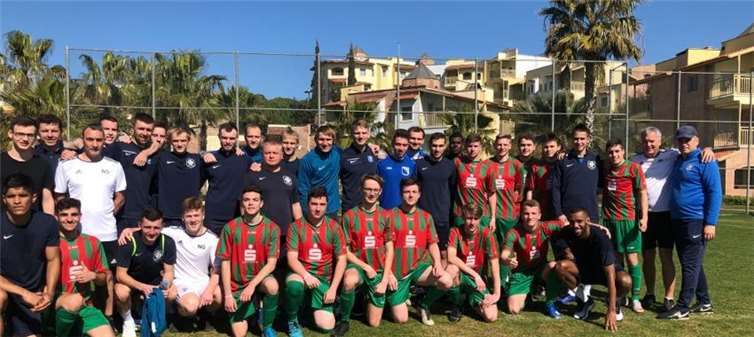 Die A-Junioren des JFV Zissen zusammen mit dem Team von FK Wizebsk aus der ersten Weißrussischen Liga. Fotos: privat