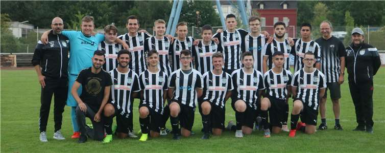 Die A-Junioren des SC Bendorf-Sayn: unten v.l.: Kerim Celik, Basti Kretz, Alexander Schmidt, Niklas Splettstößer, Philipp Barth, Manuel Milz, Esad Kilicaslan, Ylli Abazi. Oben: Torwarttrainer Deniz Görgün, Tobi Boczkowski, Daniel Wagner, Sebastian Zymelka, Eric Fröhlich, Sebastian Zymelka, Ahmet Bulut, Janik Thomas, Michael Müller, Yasin Özgün, Emir Han Aydin, Betreuer Hans-Peter Schmidt, Trainer Charly Zengin. Es fehlen: Anil Zengin, Andrej Schmidke, Rene Dommermuth, Timothy Tominski und Yahya Elmoujahid. Foto: privat