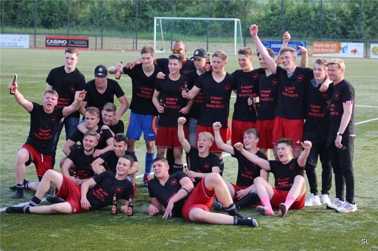 Die A-Junioren des SV Rot-Weiß Merl bejubeln die Meisterschaft.privat