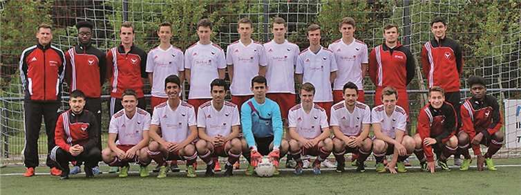Die A-Junioren des SV Rot-Weiß Merl können Stolz auf ihre Leistung im Spiel gegen den SV Buschhoven sein.privat