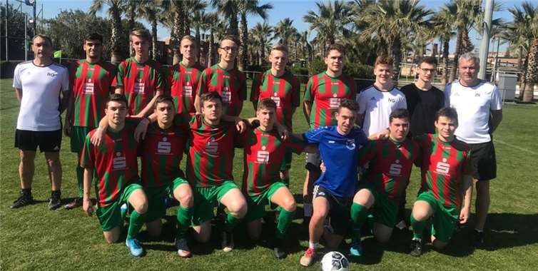 Die A-Junioren zusammen mit ihren Trainern Achim Ockenfels und Jochen Nett.