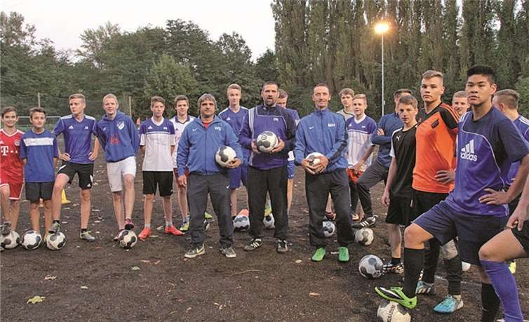 Die A- und B-Jugendmannschaft mit Trainer Walter Stein, Dieter Stein, Manfred Hausen. AND