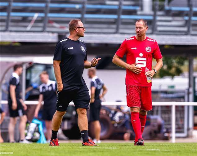 Die ABC Trainer Andreas Dick (r.) und Alexander Dick (l.) können mit dem ersten Auftritt ihrer Mannschaft zufrieden sein. Foto: Tobias Jenatscheck/PICSAHR