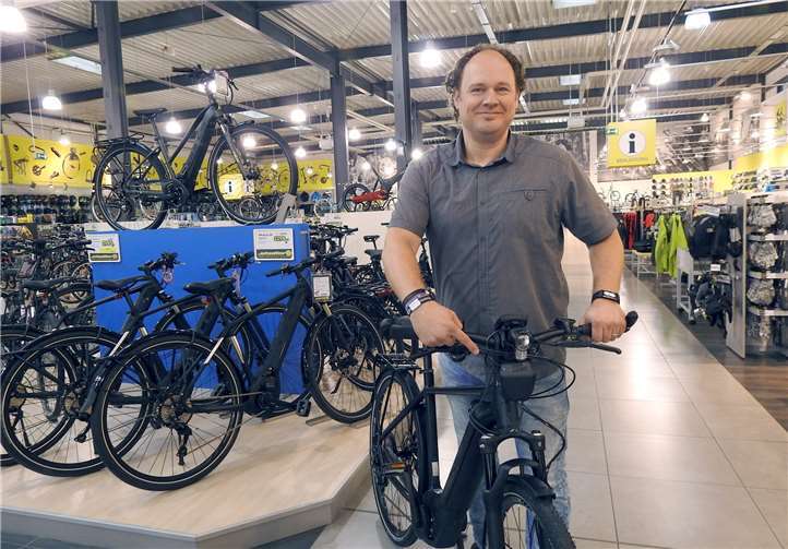 Die ABS Steuereinheit sitz momentan noch unterhalb des Lenkrades, wie Marktleiter Patrick Joras erklärt.WAMFO