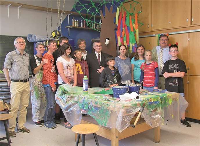 Die AG Bühnenbau/Requisite mit ihren Gästen.