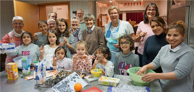 Die AG Kinderbetreuung hatte die „Weihnachtsbäckerei“ mit Bürgermeisterin Petra Kalkbrenner beim Gemeindefest der evangelischen Kirche in Heimerzheim ersteigert. Kosten kann man die Plätzchen beim Leuchtenden Adventskalender am 16. Dezember. Gemeinde Swisttal