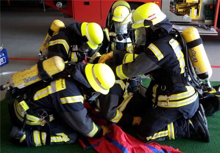 Die AGTs übten die Rettung eines Feuerwehrkameraden. privat