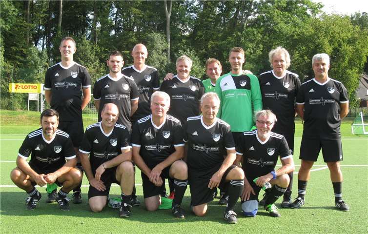 Die AH-Mannschaft des SG Ellingen. Hinten von links: Daniel Prassel, Thorsten Schmitt, Thomas Groe, Thomas Zicki, Markus Ehgartner, Kai Flade, Jürgen Huth, Guiseppe Carrubba. Vorne von links.: Danijel Ramljak, Sascha Neitzert, Bernd Kambeck, Rolf Kahler,Herbert Klein. Foto: SG Ellingen