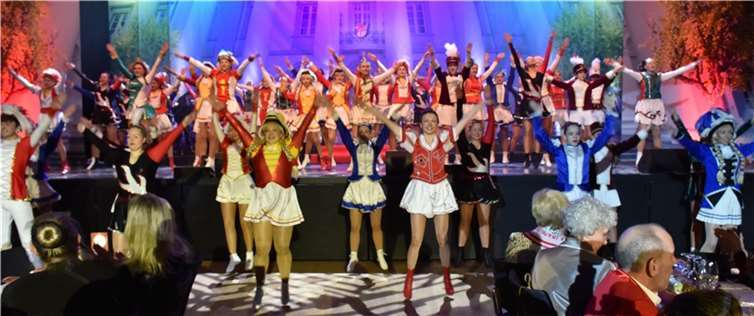 Die AKK Garde hatte so viele Aktive dass einige zwischen den Zuschauern tanzten.