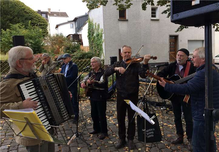 Die AKW-Gegner feierten mit Musik die kontrollierte Sprengung des Kraftwerks. Foto: privat
