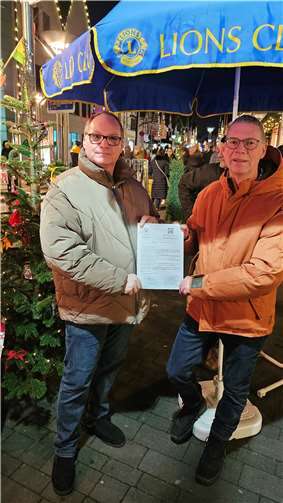 Die ALTENHILFE RHEINBACH e.V. setzte auch dieses Jahr ihre traditionelle Weihnachtsaktion fort, um älteren, bedürftigen Menschen in Rheinbach Unterstützung zukommen zu lassen. Im Rahmen der Aktion überreichten Mitglieder des Vorstands in der Kernstadt, den Ortsteilen sowie in Seniorenheimen von Rheinbach Weihnachtsgrüße und jeweils eine Geldspende von 100 Euro an die Bedürftigen. Foto: privat