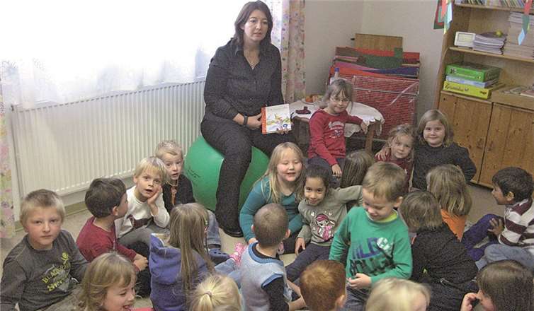 Die AOK-Reha-Kundenberaterin hat sich gerne am bundesweiten Vorlesetag für die Kleinen in der Kita Spatzennest Niederlützingen Zeit genommen. Zum Schluss gab es noch für jeden Zuhörer einen knackigen Apfel.Privat