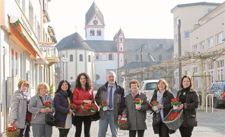 Die ASF-Frauen und SPD-Bürgermeisterkandidat Karl-Rudolf Goergen überraschten die Bendorfer Frauen mit blühenden Geschenken. privat