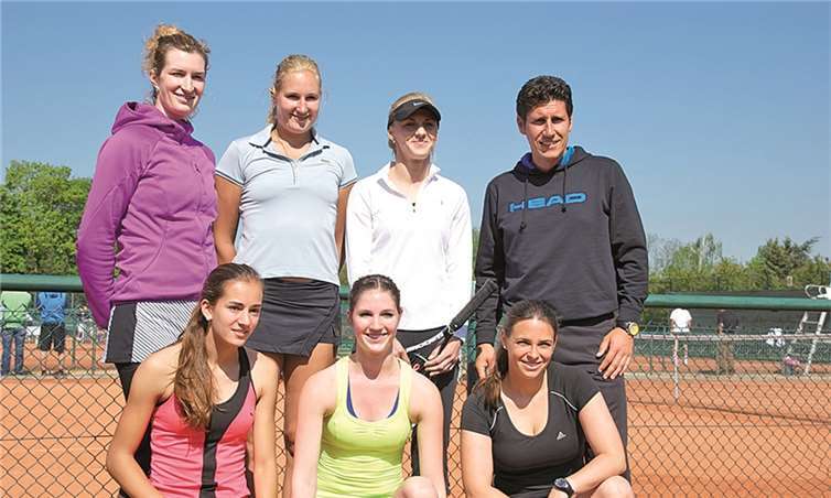 Die ATC-Damen bei ihrem ersten Heimspiel (oben v.li.) Tatiana Kotelnikova, Vulia Fedossova, Olena Schmelzer mit Trainer Sascha Müller sowie (unten v.li.) Rebecca Rieger, Lara Oppenhäuser und Anne Arenz. privat