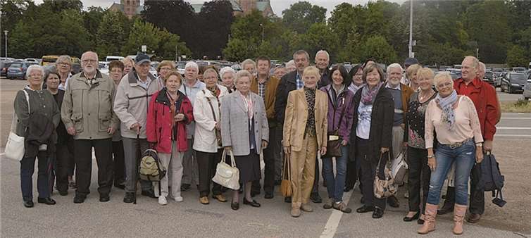 Die AWO-Reisegruppe aus dem Kreis Ahrweiler in Speyer. Im Hintergrund der Speyerer Dom.privat