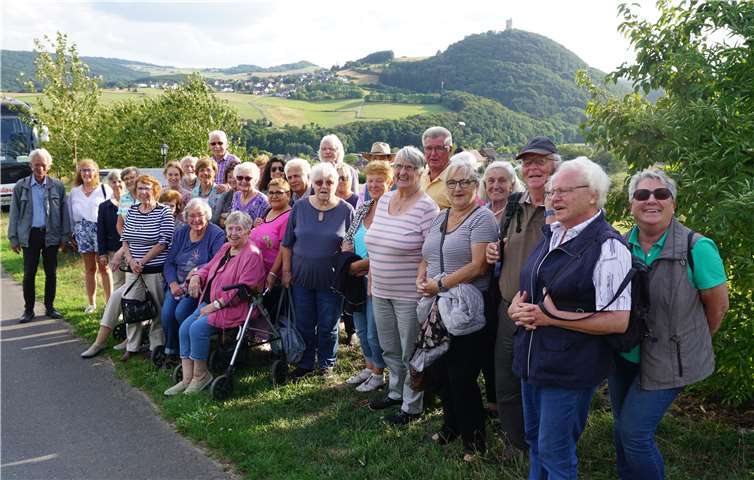 Die AWO-Reisegruppe vor der Burg Olbrück.Foto: privat