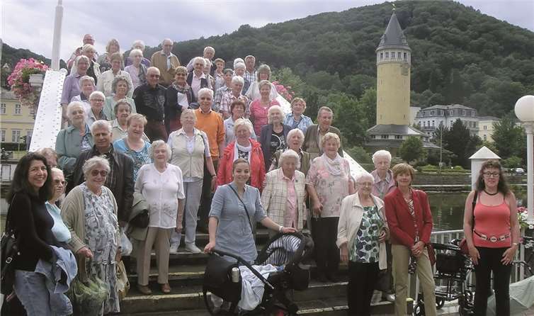 Die AWO-Reisegruppe vor der Lahnbrücke in Bad Ems. Privat