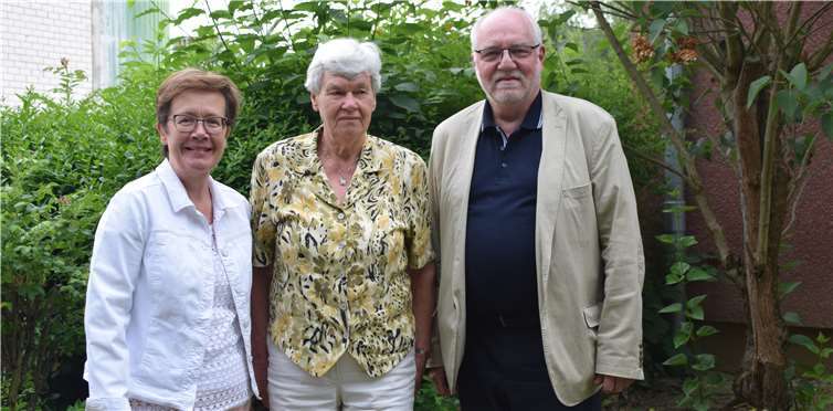 Die AWO-Vorsitzende Ute Krupp und Schatzmeister Dietmar Danz gratulierten Elsbeth Kreische zu ihrem 80. Geburtstag.  privat