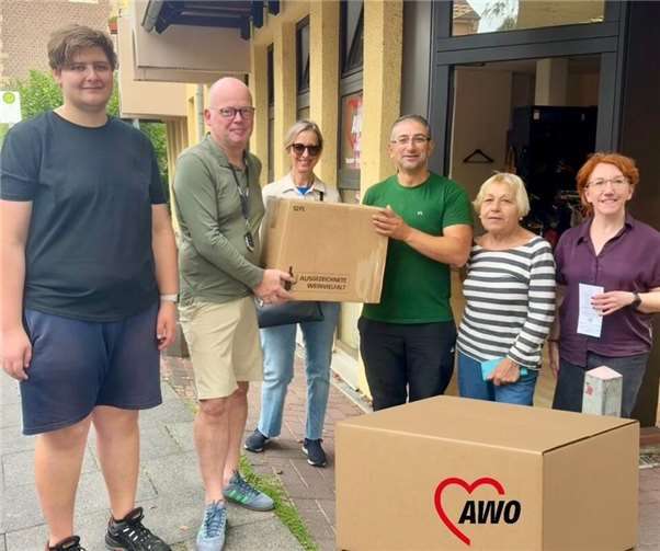 Die AWO-Vorstandsmitglieder Susanne Müller (1.v.r.) und Christian Reuther (2.v.l.) übergeben die Kleidungsspende an den Verein „Kölsche Nachbarn – Verein für humanitäre Hilfe e.V.“. Foto: Susanne Müller