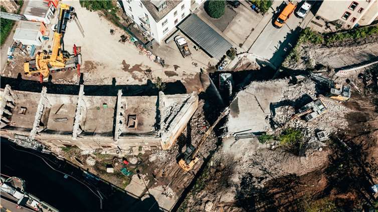 Die Abbrucharbeiten der Ostrampe haben bereits im April stattgefunden. Nun müssen noch weitere Abrissarbeiten getätigt werden.   Foto: onemorepicture/ Thomas Wagner
