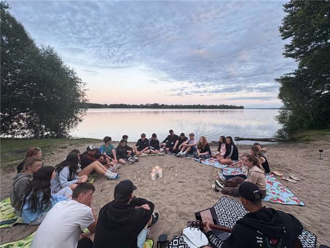 Die Abendandacht der Gruppe am Schweriner See.  Foto: Ricarda Bosse
