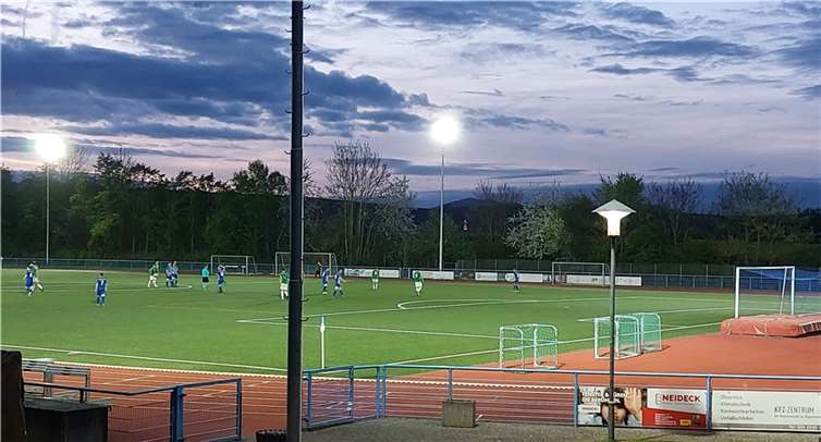 Die Abendstimmung im Jakob-Vogt-Stadion erhellte sich für die Blauen erst nach dem Pausentee. Aus einem 0:2-Rückstand machten sie mit den beiden Treffern zum 2:2-Ausgleich noch einen gefühlten Sieg. Foto: privat