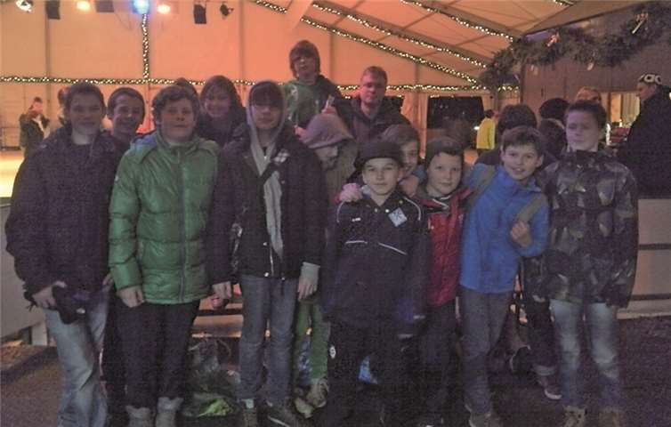Die Abenteuer-Pur-Mountainbike-Gruppe und die Kinder der Hausaufgabenbetreuung haben einen schönen Tag auf der Bonner Eislaufbahn erlebt. Diese Aktion fand im Rahmen des Winterprogramms von Abenteuer-Pur statt. Ein dickes Dankeschön der Kinder galt dem ehrenamtlichen Betreuer Mike Knopp für seine Fahrdienste. privat
