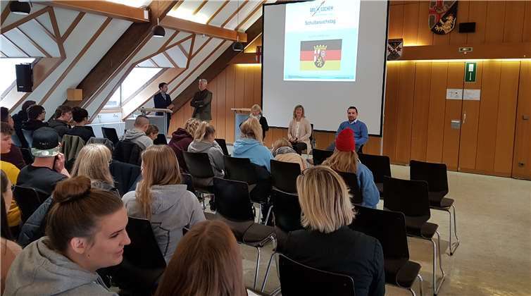 Die Abgeordneten in der BBS Cochem.Foto: Benedikt Oster, MdL