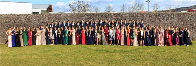 Die Abitur-Feier fand auch in diesem Jahr in der Kulturhalle in Ochtendung statt. Bei bestem Wetter nahmen die Absolventinnen und Absolventen Erinnerungsfotos auf. privat