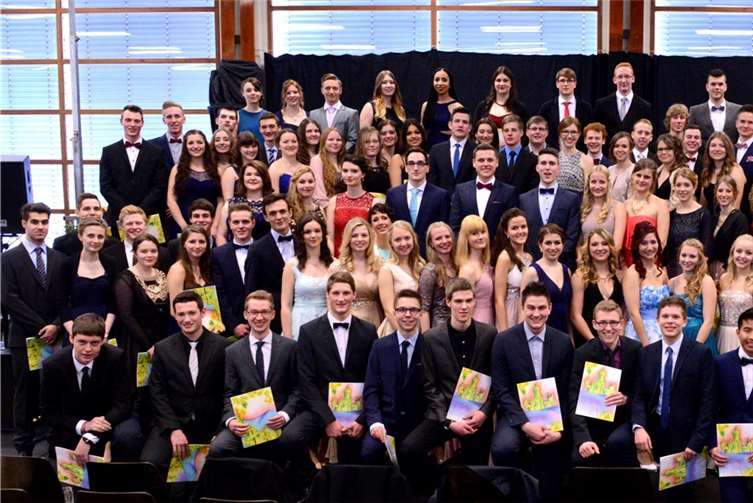 Die Abiturenten und Abiturientinnen des Martin-von-Cochem-Gymnasiums.Ferrlein