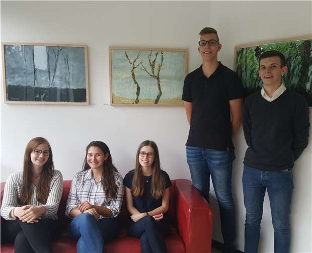 Die AbiturientInnen Saskia Antwerpen, Jennifer Schmidt, Clara Heuft, Jan-Luca Farr und Nedim Pekic vor den gelungenen Kunstarbeiten.
