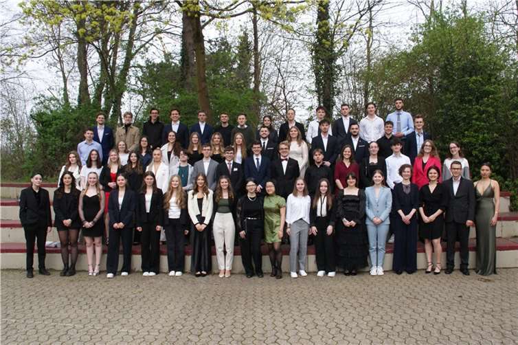 Die Abiturienten 2024 des Rhein-Gymnasium in Sinzig.  Foto: Marc Steuer