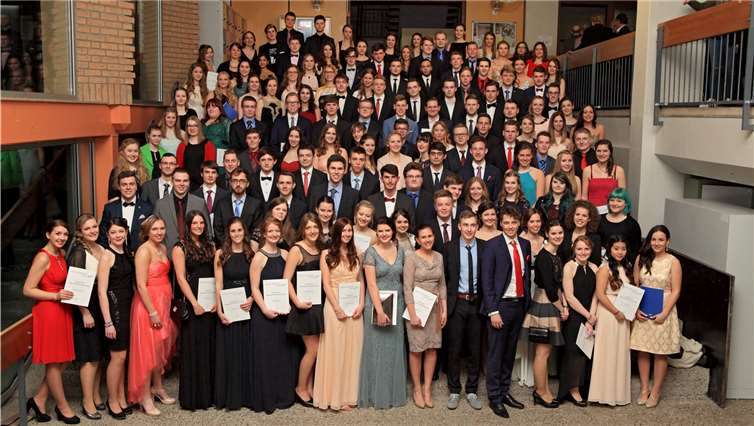 Die Abiturientia 2016 in der Eingangshalle des Megina Gymnasiums Mayen. Christian Weiß