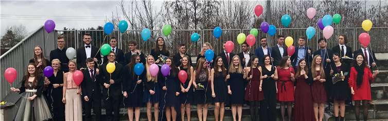 Die Abiturientia des Landesmusikgymnasiums RLP in Montabaur: Julian Brühl (Hübingen), Julia Charton (Raubach), Kevin Clarida (Boden), Elena Dessauer (Montabaur), Johannes Engelhardt (Kaiserslautern), Zoè Esch (Elgendorf), Anna-Sophia Franz (Ransbach-Baumbach), Carl Philipp Haus (Zülpich), Jannik Henkes (Großholbach), Till Herz (Montabaur), Anna Hoff (Koblenz), Selin Koyutürk (Selters), Ulrike Krämer (Kaiserslautern), Wonbin Lee (Stahlhofen), Katharina Link (Ransbach-Baumbach), Meline Maxeiner (Niederahr), Johanna Melchiori (Montabaur), Leon Nierentz (Hübingen), Marc Nilges (Nauort), Nadja Normann (Horressen), Leonie Orthey (Höchstenbach), Lisa Ost (Urbach), Henner Peda (Horressen), Carl Prégardien (Gückingen), Naemi Reuscher (Weroth), Julius Ritz (Oberahr), Maria Rodloff (Marienrachdorf), Maren Rogawski (Großholbach), Hanna Schäfer (Wiesbaden), Patrick Schnabel (Hünstetten), Julian Simon (Wallmerod), Carolin Stera (Daubach), Adrian Thönges (Limburg-Linter), Jasmin Weinelt (Hungen), Julia Weinmann (Ransbach-Baumbach), Moritz Wetzlar (Ötzingen) und Rabea Wolters (Montabaur).LMG