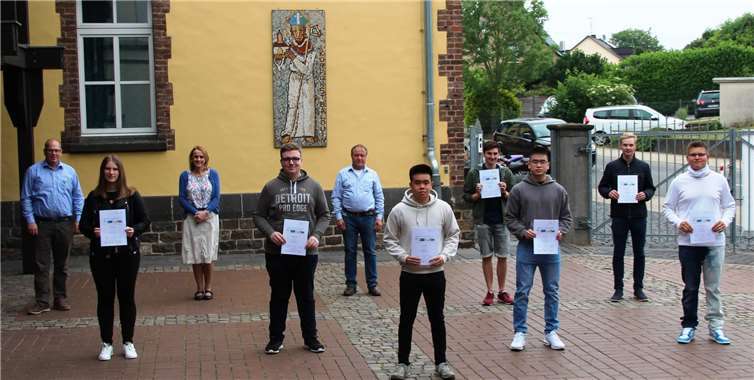 Die Abiturientin Alina Neumes und ihre Mitschüler freuen sich sehr über diese Auszeichnung.Foto: Kurfürst-Balduin-Gymnasium