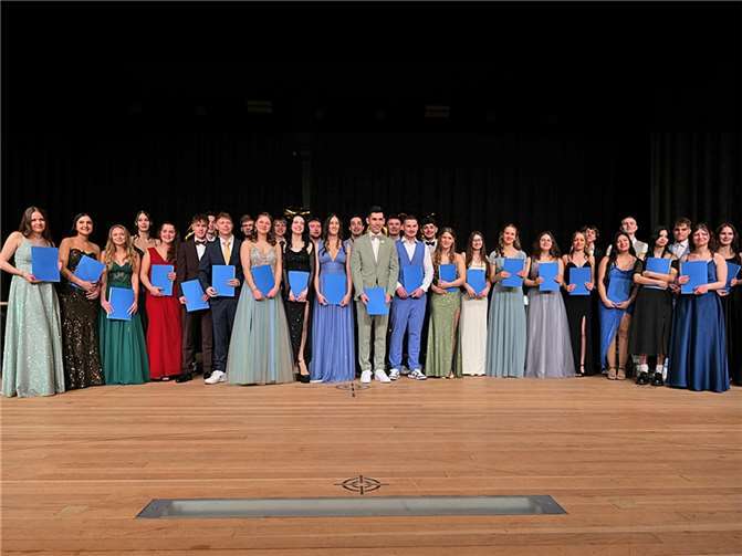 Die Abiturientinen und Abiturienten.  Foto: Michael Bertram