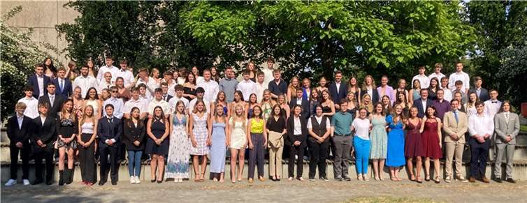 „Abios Amigos“: Das Abimotto führt durch die Abschlussfeier Die Abiturientinnen und Abiturienten. Foto: St. Joseph-Gymnasium Rheinbach