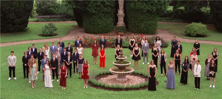 Die Abiturientinnen und Abiturienten des Franziskus Gymnasium Nonnenwerth . Foto: Jana Schlochtermeier