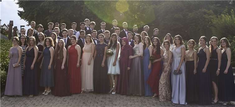 Die Abiturientinnen und Abiturienten des Gymnasiums im Kannenbäckerland: Lara Koch (Breitenau), János Arpasi und Maike Bergerhoff (Dernbach), Titus Andres, Jasmin Fetoui, Robin Görg und Magnus Neu (Ebernhahn), Ann-Kathrin Geisler und Tobias Weißberg (Hilgert), Kevin Fischer Rios, Nuri Isik und Devin Strauf (Hillscheid), Yasmin Béjaoui, Fabian Breiden, Ferhat Comak, Florian Dreja, Kester Fritz, Ilyas Günay, Ceyda Himmetoglu, Manuel Kretz, Janine Meisel, Linus Neufeld, Enola Schaub, Céline Weiler, Ezgi Yildiz und Martin Zigan (Höhr-Grenzhausen), Elisabeth Balkenhol (Isenburg), Jonathan Dommermuth (Montabaur), Caroline Kober (Niedersayn), Laura Lehn (Oberhaid), Serdar Budak, Erik Dissen, Natalie Kürpik, Lena Muschalle, Kathrin Pietruszkiewicz, Felix Schülke, Lorenz Thiede und Alexandra Tomm (Ransbach-Baumbach), Benjamin Gelhard (Sessenbach), Alena Franke, Nadja Schmidbauer und Vanessa Wazny (Siershahn), Linda Hasani (Vallendar), Lena Baczinski, Rumeysa Demir und Sarah Theisges (Wirges), Hannah Meurer (Wirscheid), Marvin Bzdok (Wittgert). Gymnasium im Kannenbäckerland Höhr-Grenzhausen