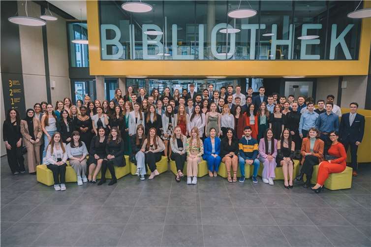 Die Abiturientinnen und Abiturienten des Hilda-Gymnasiums Koblenz. Quelle: Hilda-Gymnasium Koblenz