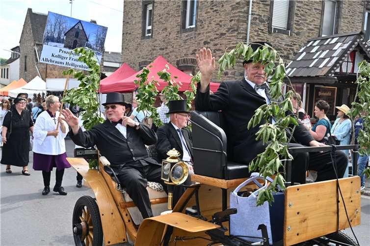 Die Abordnung aus Kollig startete eine Prozession zum Heiligenhäuschen.