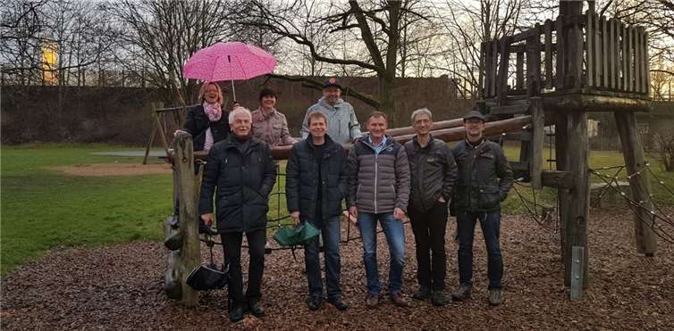 Die Abordnung aus Weißenthurm besichtigte zusammen mit Spielraumplaner Harald Schwer (re.) den Spielplatz in der Germaniastraße.