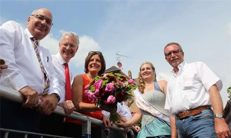 Die Abordnung aus dem Rhein-Lahn-Kreis bei Ministerpräsidentin Malu Dreyer: v.li. Frank Ackermann, Beigeordneter der Stadt Bad Ems; Frank Puchtler, Landrat Rhein-Lahn-Kreis; Ministerpräsidentin Malu Dreyer; Marktkönigin Steffi Balcke; Bernd Geppert, Vorsitzender des Bartholomäusmarktvereins.WW