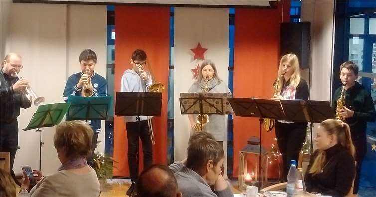 Die Abordnung der Jazz-Combo der städtischen Musikschule bei ihrem gelungenen Auftritt auf der VdK-Weihnachtsfeier in Heddesdorf.privat
