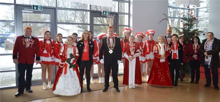 Die Abordnung der KG „Bunte Kuh“ mit Prinzessin Andrea III. und Jugendprinzessin Michelle I. im Rathaus. privat